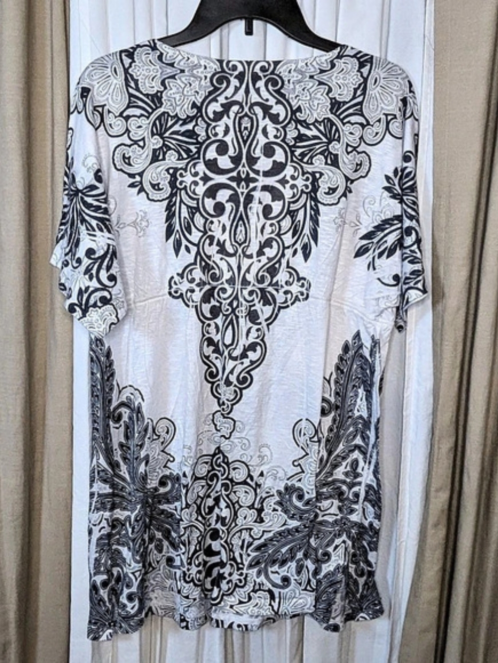 Chico's E-mode Paisley Tunic in White & Black Size Medium